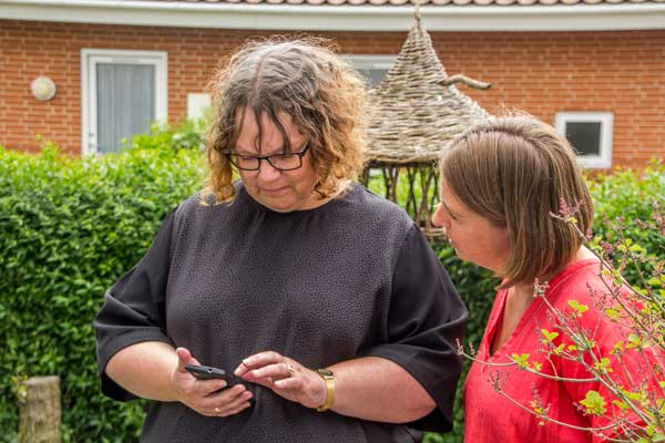 Majken og Anette bruger DoMyDay strukturhjælpemidlet